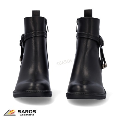 Botas pretas de cano curto em pele com fecho e detalhe de fivela