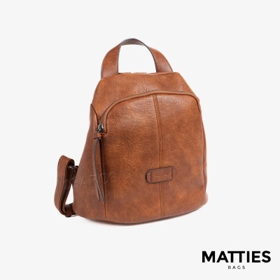 Mochila castanho claro em pele sintética com fecho frontal e alças ajustáveis