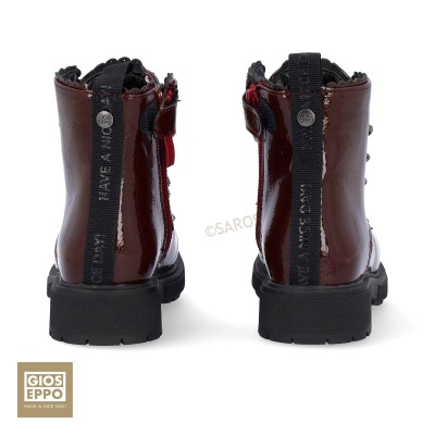 Botins vermelhos em verniz com detalhes pretos e texto na traseira