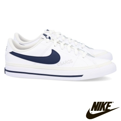 Ténis NIKE brancos com logo azul escuro em fundo branco