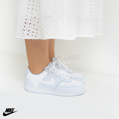 Ténis Nike Air Force 1 brancos e azul claro usados com saia branca rendada