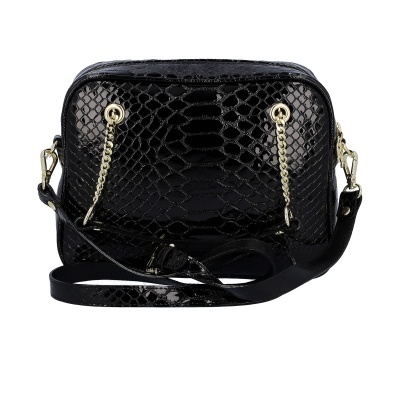 Mala preta pequena com textura de pele de cobra e alças douradas