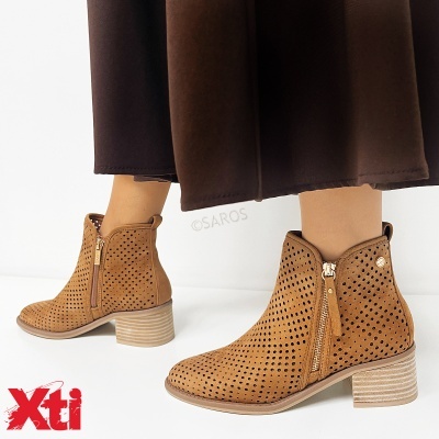 Botas camurça castanha perfuradas com fecho dourado e salto bloco madeira