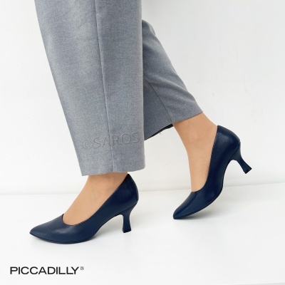 Sapatos de salto médio em pele azul com textura fina