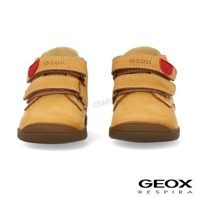 Par de sapatos infantis amarelos com fechos de velcro e detalhe vermelho