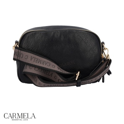 Bolsa de couro preta com alça castanha e texto Carmela