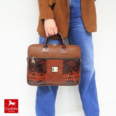 Mala de mão Cavalinho Penafiel em pele castanha com padrão de cobra e detalhes dourados
