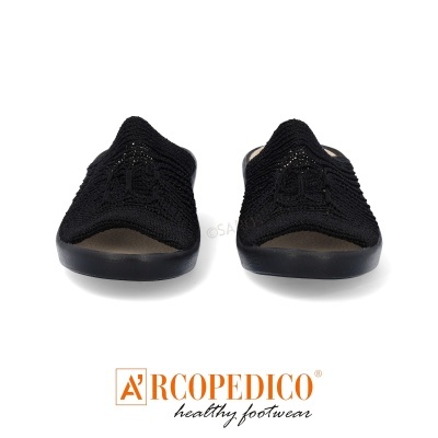 Chinelos pretos de malha Arcopedico com sola preta sobre fundo branco