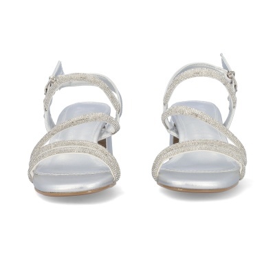 Sandálias prateadas com cristais e salto baixo vistas de frente