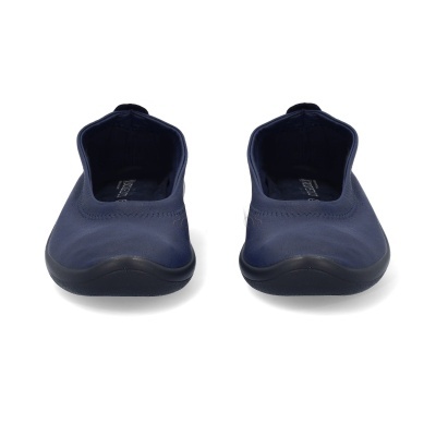 Par de sapatos azuis escuros de tecido elástico com sola preta