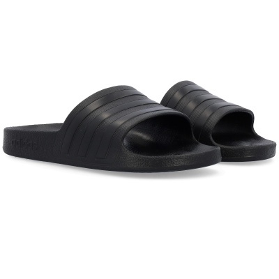 Chinelos tipo slide pretos com três riscas e logo adidas em relevo