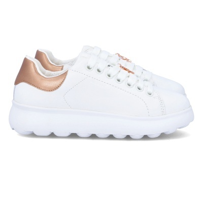 Ténis brancos com sola grossa e detalhes metálicos bronze