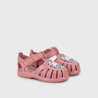 Sandálias infantis cor de rosa com figura de zebra branca e cinza.