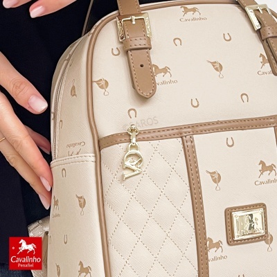 Mochila bege com padrão de cavalos e ferraduras e detalhes em castanho
