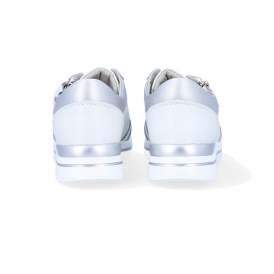 Sapatilhas brancas e prateadas vistas de trás