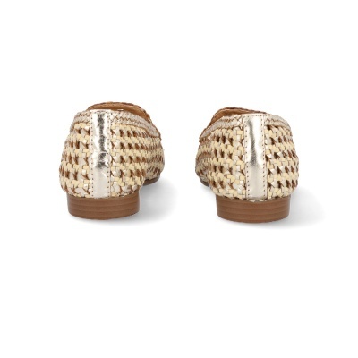 Sapatos mocassim trançados femininos vistos de trás