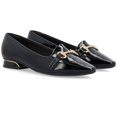 Sapatos pretos de verniz com salto baixo e fivela dourada