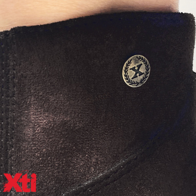 bota preta de camurça com emblema metálico X e logo Xti vermelho