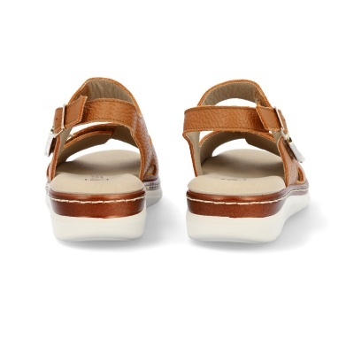 Sandálias castanhas de couro com fecho de fivela vistas de trás.