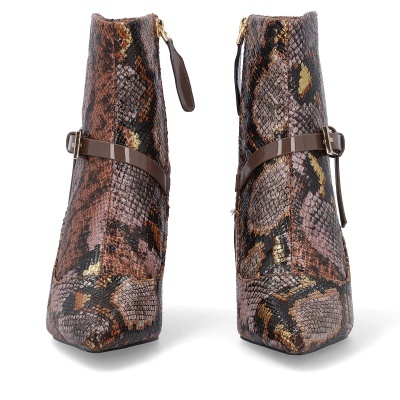 Botas ankle padrão pele de cobra castanho e preto com cinto castanho brilhante.