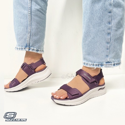 Sandálias Skechers roxas com sola branca e tiras ajustáveis usadas com calças de ganga