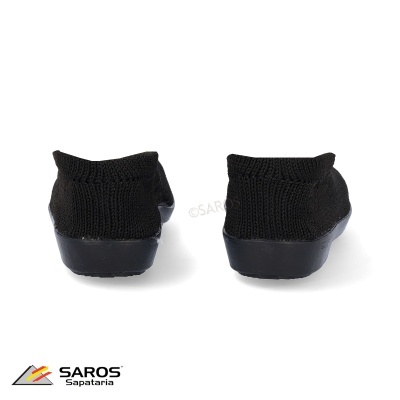 Sapatos pretos com sola preta em fundo branco com logo SAROS Sapataria