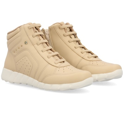 Botas desportivas bege com atacadores e fecho lateral em fundo branco