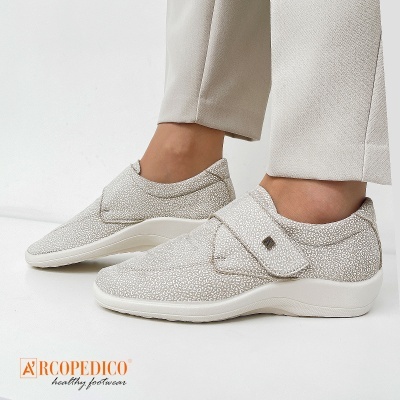 Sapatos de senhora beges claros com padrão branco da marca Arcopedico com fecho em velcro e sola branca