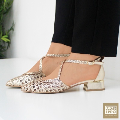 Sapatilhas douradas trançadas com salto baixo e correia fina