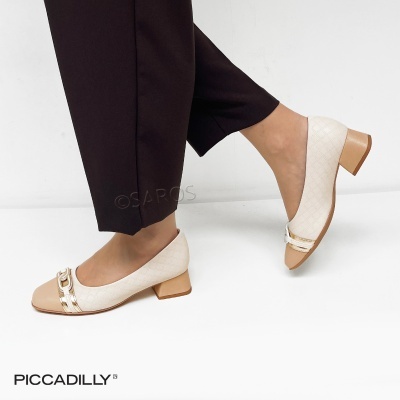 Sapatos de salto baixo bege com detalhe dourado e padrão quadriculado