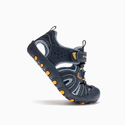 Sandália desportiva azul escuro para criança com sola preta e detalhes amarelos e laranja