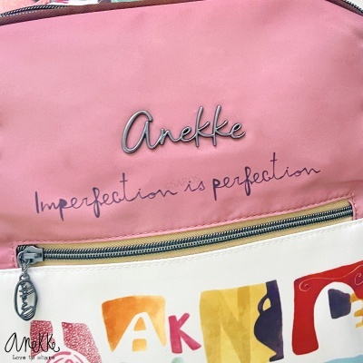 Mochila rosa e branca com escrita Anekke e frases decorativas