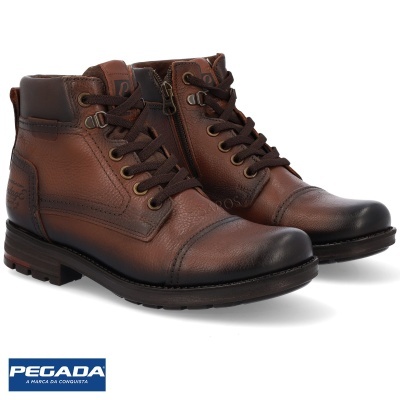 Botins de pele castanhos com atacadores e fecho lateral sobre fundo branco.