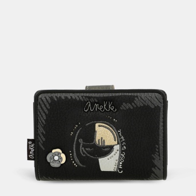 Carteira preta com padrão gráfico bege e cinza e texto decorativo branco