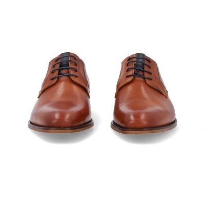 Sapatos masculinos de couro castanho com atacadores pretos