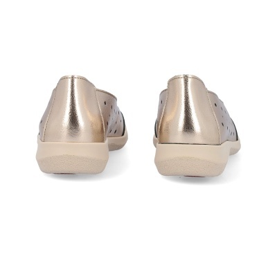 Sapatos baixos dourados vistos de trás, numa superfície branca