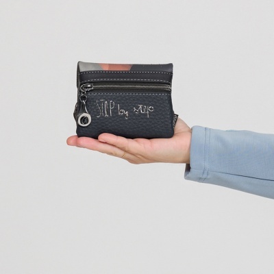 Carteira preta com fecho e gravação STEP by step na mão