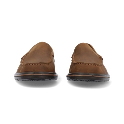 Par de mocassins castanhos em pele vistos de trás