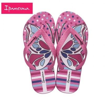 Chinelos rosa com padrão de borboleta e riscas da marca Ipanema