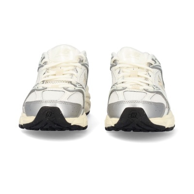 Sapatilhas desportivas brancas com detalhes cinzentos e solas pretas, vista frontal