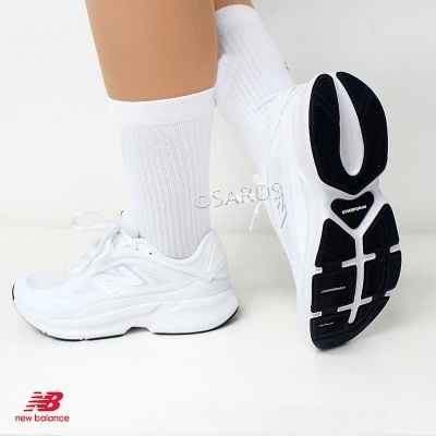 Sapatilhas New Balance brancas com sola preta e meias brancas