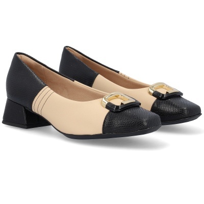 Par de sapatos de salto baixo preto e bege com fivela dourada.