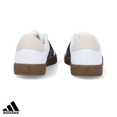 Ténis Adidas brancos com reforço bege e sola castanha vistos de trás