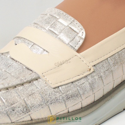 Sapato mocassim prateado com detalhe em couro creme