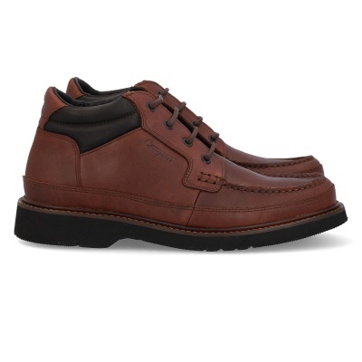 Sapatos castanhos de pele com sola preta em fundo branco