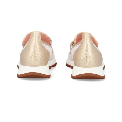 Sapatos desportivos femininos bege e branco vistos de trás