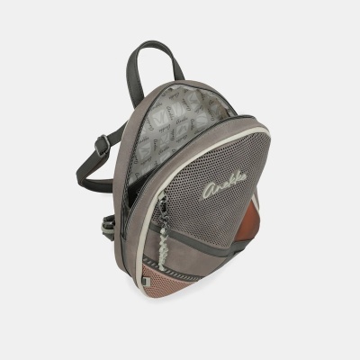 Mochila pequena castanha e cinza com nome Anekke em relevo