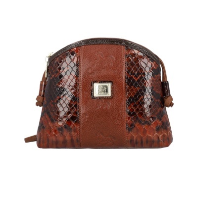 Bolsa pequena com padrão de pele de cobra castanha e placa metálica no centro