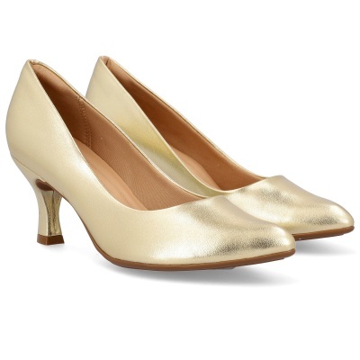 Sapatos de salto médio dourados de couro sintético em fundo branco