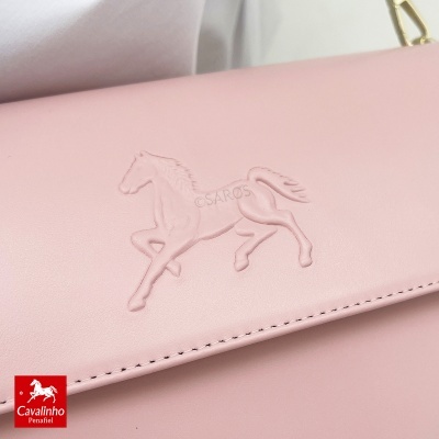 Carteira rosa com relevo de cavalo e costura visível